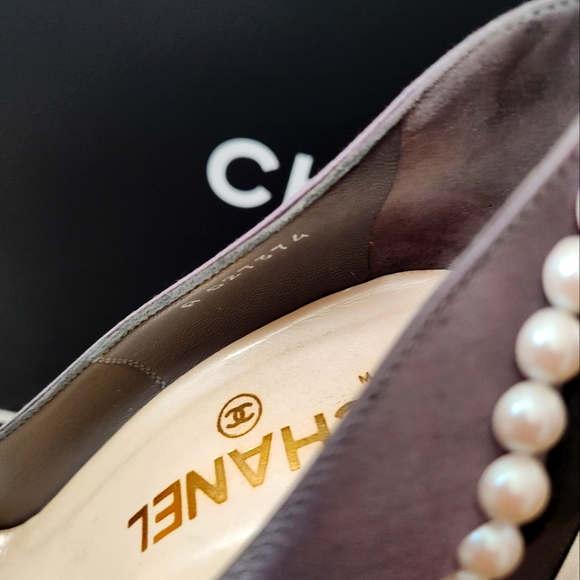 SOLD 🌸🌸 CHANEL Pearl & Satin Pumps - Picture 5 of 14